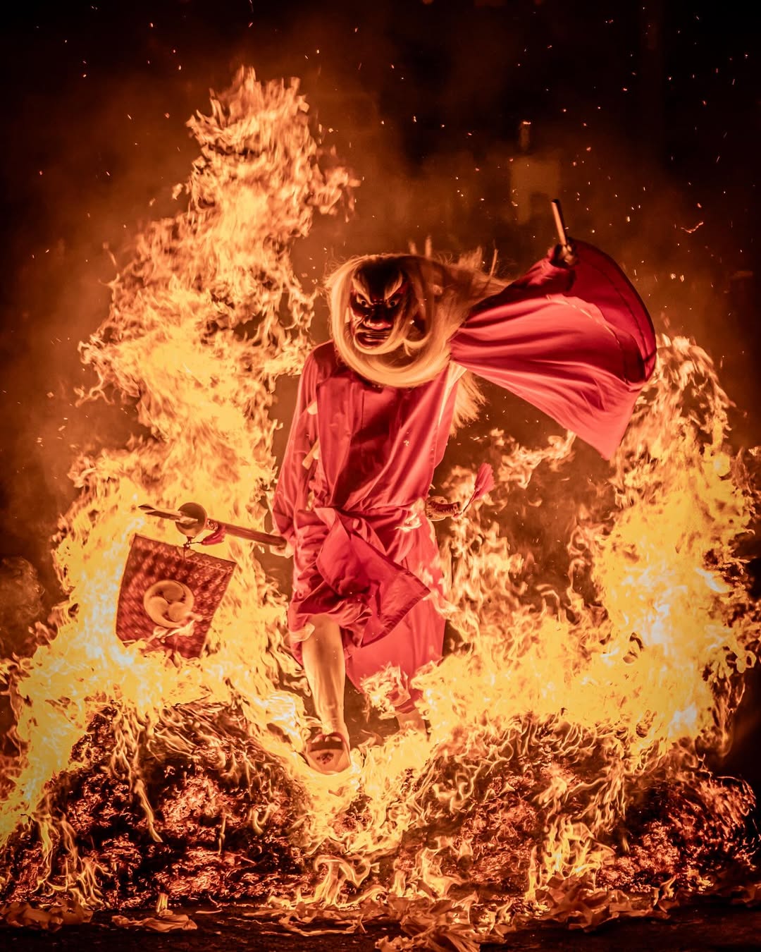 火渡りする天狗